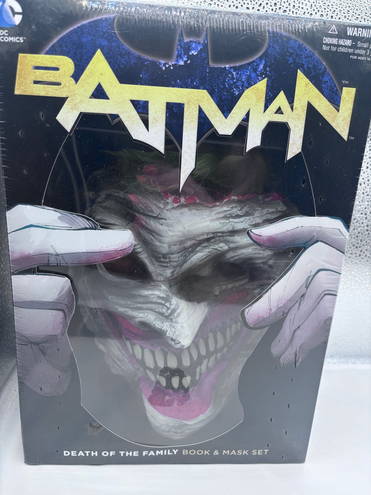 Batman death of the family book and mask set