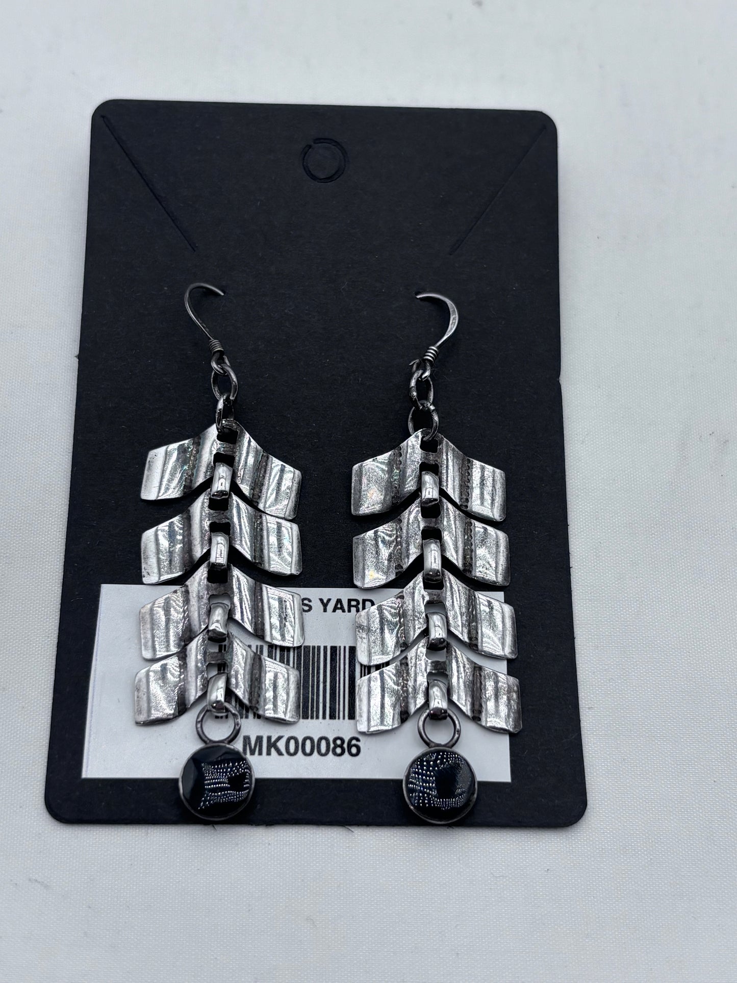 Silver articulated earings with black stone